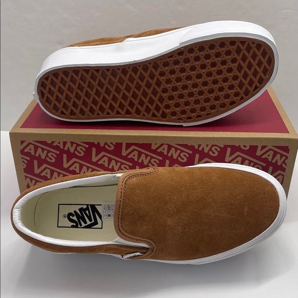 Vans Classic Slip-On Stackform
Nubuck Chipmunk
VN000CN1GWT Platform Sneakers - Picture 3 of 16